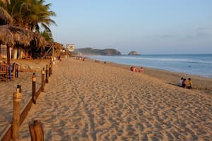 La playa Zipolite se ubica en el municipio de San Pedro Pochutla en la costa sur del estado de Oaxaca en México.