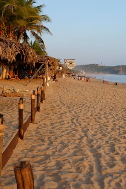 La playa Zipolite se ubica en el municipio de San Pedro Pochutla en la costa sur del estado de Oaxaca en México.