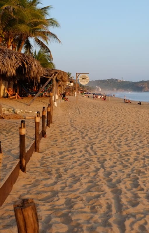 La playa Zipolite se ubica en el municipio de San Pedro Pochutla en la costa sur del estado de Oaxaca en México.