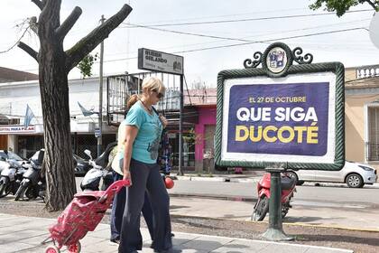 La plaza 12 de Octubre, llena de carteles del intendente Nicolás Ducoté