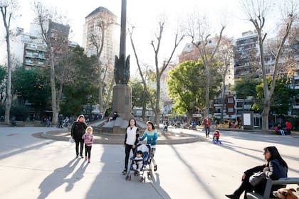 La plaza Almagro, uno de los pocos lugares verdes de este barrio