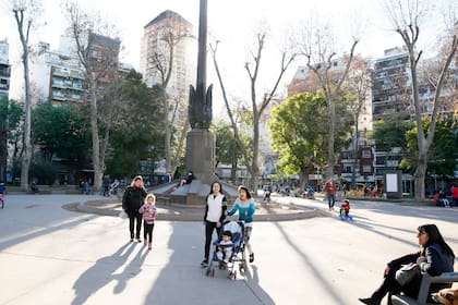 La plaza Almagro, uno de los pocos lugares verdes de este barrio