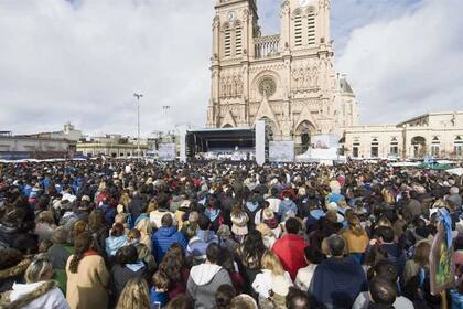 La Plaza Belgrano, de Luján, se cubrió de manifestantes que acompañaron el mensaje del titular del Episcopado