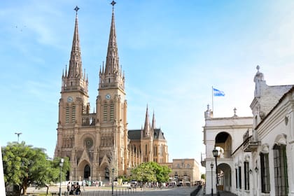 La plaza Belgrano frente a la Basílica de Luján, donde el papa León XIV celebrará la misa el 11 de noviembre, rememorando la histórica convocatoria de Juan Pablo II en 1982 durante la guerra de Malvinas