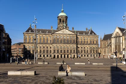La plaza casi vacía, generalmente llena de turistas, frente al Palacio Real de Ámsterdam el 26 de marzo de 2021
