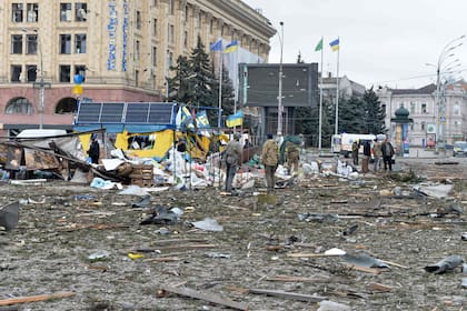 La plaza central de la segunda ciudad de Ucrania, Kharkiv, fue bombardeada por el avance de las fuerzas rusas, que alcanzaron el edificio de la administración local, dijo el gobernador regional Oleg Sinegubov.