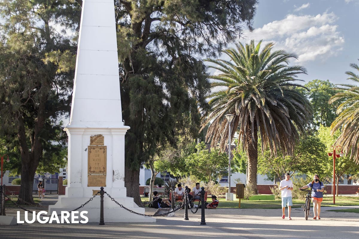 La plaza central de Victorica y el monumento dedicado a los héroes de Cochicó