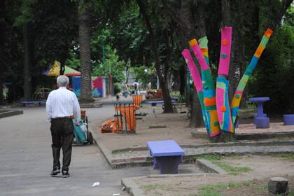La plaza, con sus juegos, sobre la estación