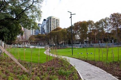 La plaza contará con buena iluminación y no tendrá obstáculos visuales que puedan ocultar potenciales riesgos.