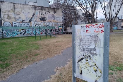 La plaza Daniel García, hoy: en el cartel casi no se lee su nombre y el mural que había en la pared del fondo fue vandalizado con grafitis y otras pinturas