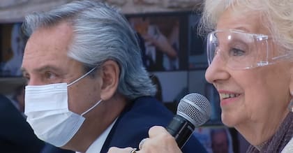 La plaza de Alberto Fernández fue probablemente el primer acto kirchnerista donde no estuvieron ni las Madres ni las Abuelas de Plaza de Mayo, el sello de los derechos humanos