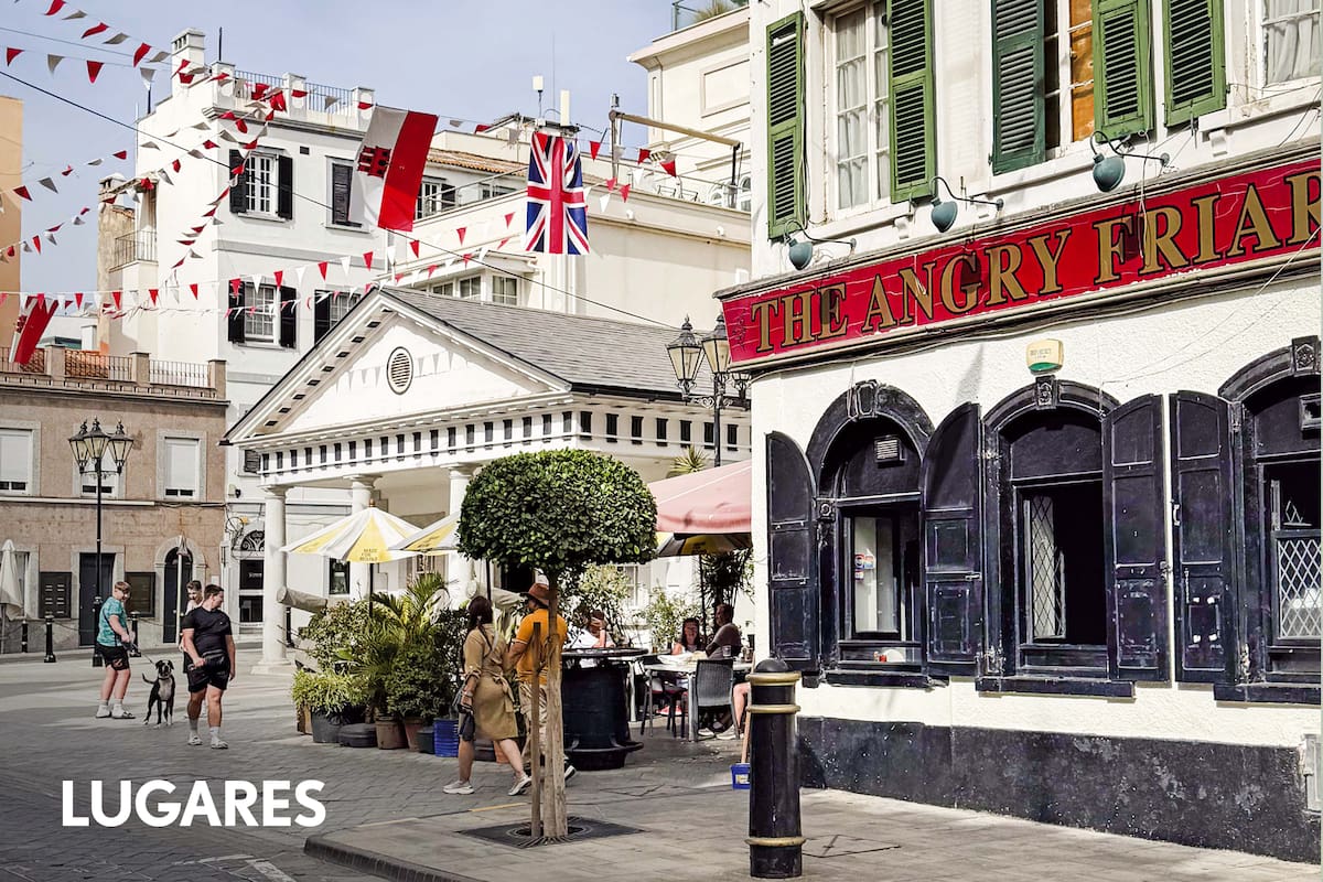 La Plaza de Casemates, el antiguo cuartel militar que hoy es el punto de encuentro social del Peñón