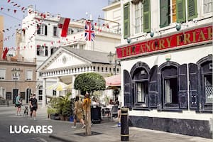 La Plaza de Casemates, el antiguo cuartel militar que hoy es el punto de encuentro social del Peñón