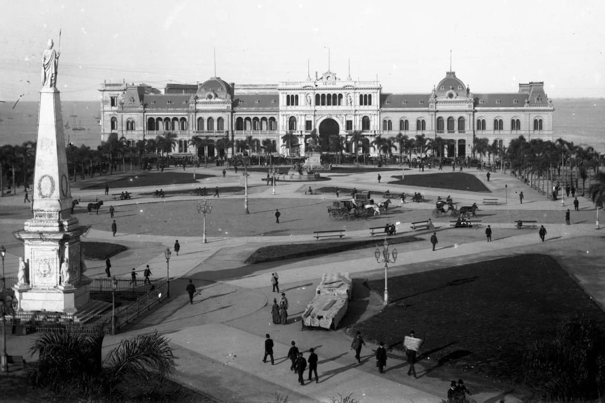 La Plaza de Mayo, antes de llamarse de ese modo, fue testigo de muchas ejecuciones por parte de los verdugos que había en los tiempos de la colonia