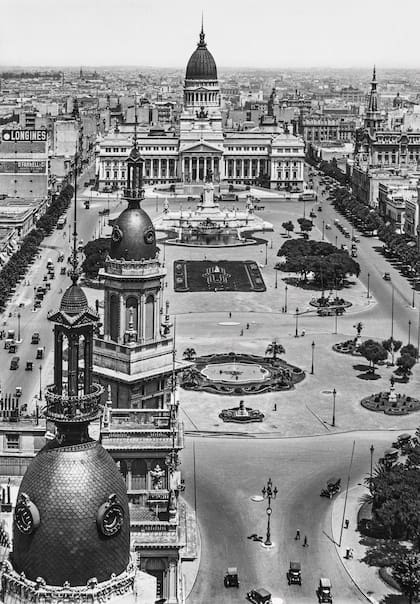 La Plaza del Congreso vista desde el Palacio Barolo. En primer plano, las cúpulas de La Inmobiliaria.