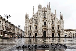La plaza del Duomo de Milán amaneció hoy casi vacía