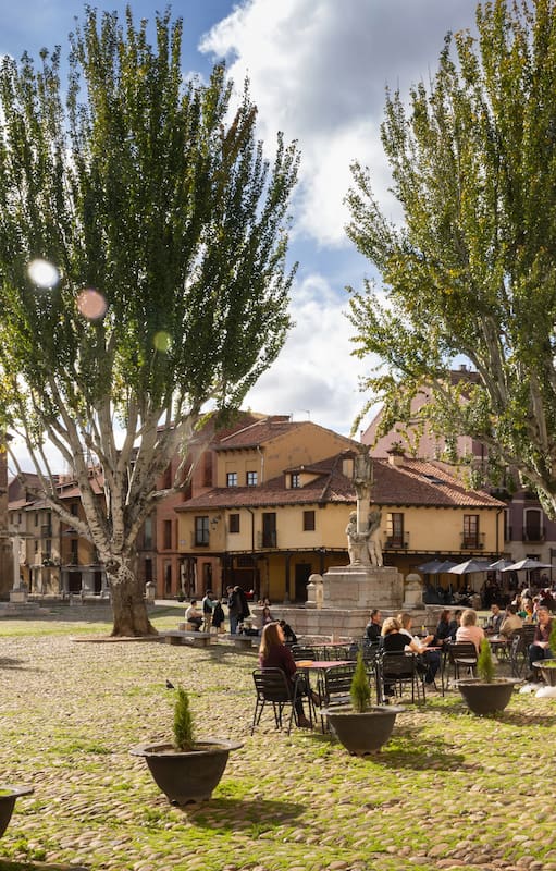 La plaza del Grano, encantadora, medieval, rodeada de bares y frente a la Iglesia Santa María del Mercado.