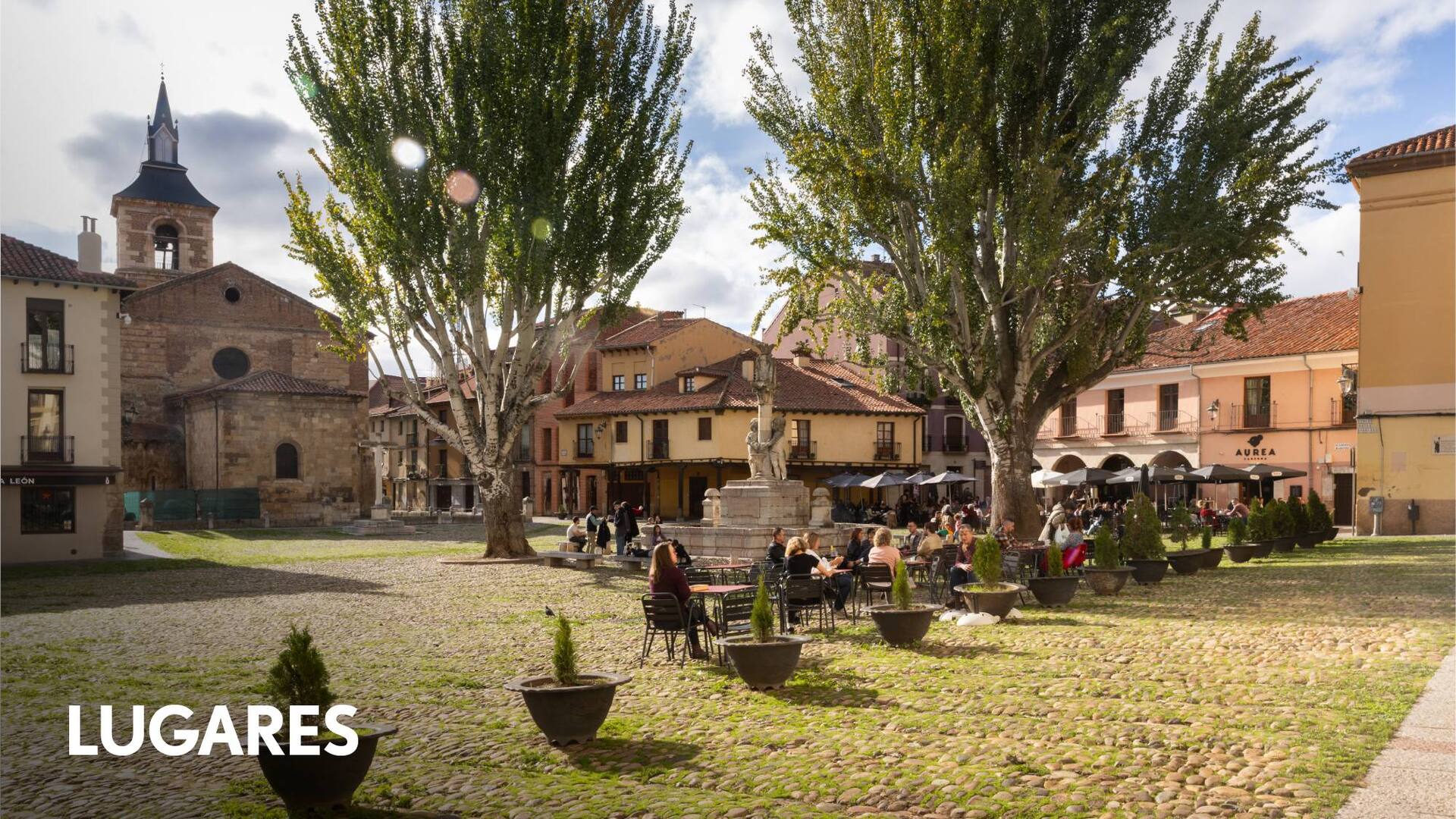 La plaza del Grano, encantadora, medieval, rodeada de bares y frente a la Iglesia Santa María del Mercado.