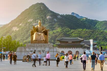 La plaza Gwanghwamun, con la vista de la estatua de Gran Rey Sejong, los palacios y la custodia de las montañas