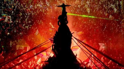 La plaza Italia o "plaza de la Dignidad" fue uno de los epicentros de las protestas en Chile y es el cartel de "Mi país imaginario"