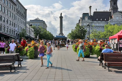 La plaza Jacques-Cartier es una plaza peatonal del Vieux-Montreal, en Montreal, Canadá, que en verano resplandece.