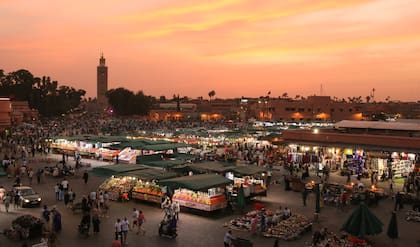 La plaza Jemaâ El Fna es el corazón de Marrakesh y lugar de encuentro de locales y turistas cuando cae el sol.