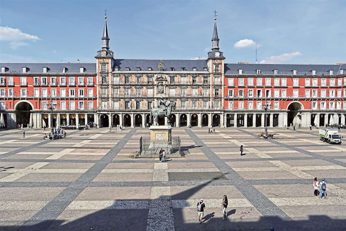 La Plaza Mayor de Madrid, ayer, casi vacía por el coronavirus
