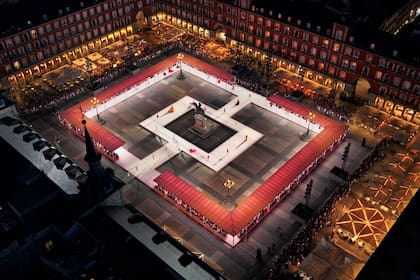 La Plaza Mayor iluminada y lista para dar comienzo al show