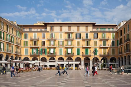 La Plaza Mayor mallorquí no puede quedar fuera del circuito cultural y gastronómico.