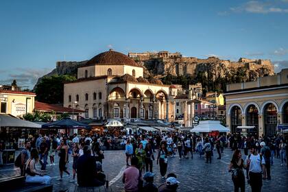 La plaza Monastiraki es una gran atracción turística en Atenas. El turismo ha ayudado a impulsar las economías de Grecia y otros países del sur de Europa