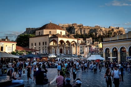 La plaza Monastiraki es una gran atracción turística en Atenas. El turismo ha ayudado a impulsar las economías de Grecia y otros países del sur de Europa