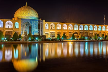 La plaza Naqsh-e Jahan tiene tres mezquitas a su alrededor; fue construida hace 400 años (Isfahan University of Tecnologhy)