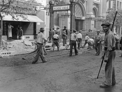 Trabajos de asfalto sobre la avenida, entre Pasco y Rincón. s/d.