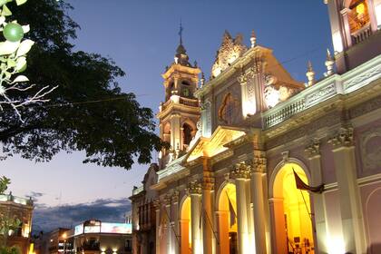 La plaza principal de la ciudad de Salta es el paseo nocturno obligado del fin de semana (para visitantes y habitantes). La Catedral, el Cabildo, el MAAM, otras instituciones gubernamentales, restaurantes y comercios se reúnen frente a este lugar.