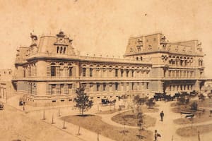 La Plaza Rodríguez Peña con el Palacio Pizzurno o Palacio Sarmiento de fondo