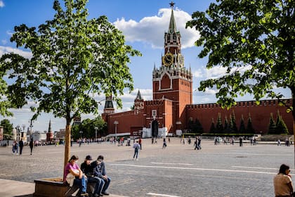 La Plaza Roja de Moscú, con poca gente y cuidados con tapabocas