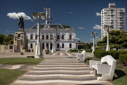La Plaza San Martín, epicentro de la
vida azuleña, diseñada por el arquitecto Francisco Salamone.