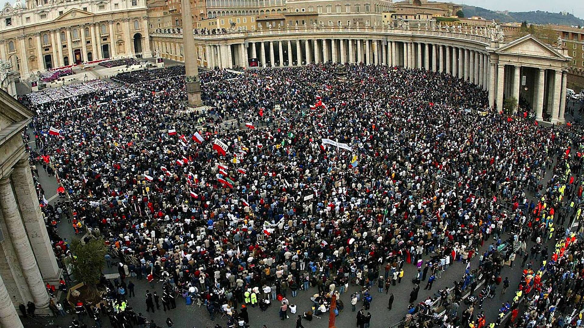 La Plaza San Pedro durante la misa de réquiem del fallecido Juan Pablo II a cargo del cardenal Joseph Ratzinger