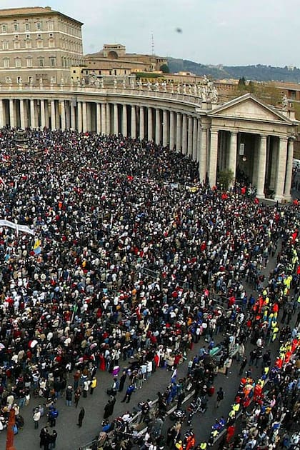La Plaza San Pedro durante la misa de réquiem del fallecido Juan Pablo II a cargo del cardenal Joseph Ratzinger