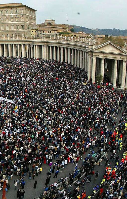 La Plaza San Pedro durante la misa de réquiem del fallecido Juan Pablo II a cargo del cardenal Joseph Ratzinger