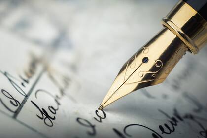 La pluma también es una herramienta creada por la civilización, pero está más cerca del instrumento musical que del smartphone. La cursiva aporta, además, un beneficio práctico