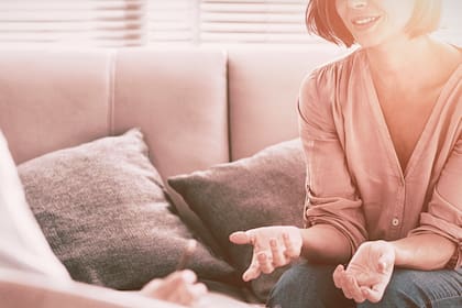 La PNL es un enfoque interdisciplinario basado en la idea de que es posible cambiar los patrones de pensamiento y comportamiento para lograr objetivos y mejorar la calidad de vida, a partir de la comunicación, el desarrollo personal y la psicoterapia