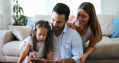 La población adolescente desarrolla sus estrategias virtuales de compartir, resolver problemas, desarrollar tareas, construir colaborativamente el conocimiento