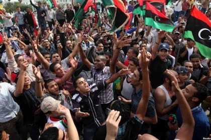 La población celebra el final de Muamar Gadafi en las calles de Trípoli, capital de Libia