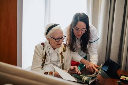 La población de adultos mayores está creciendo significativamente y sus hijos suelen convertirse en su sostén