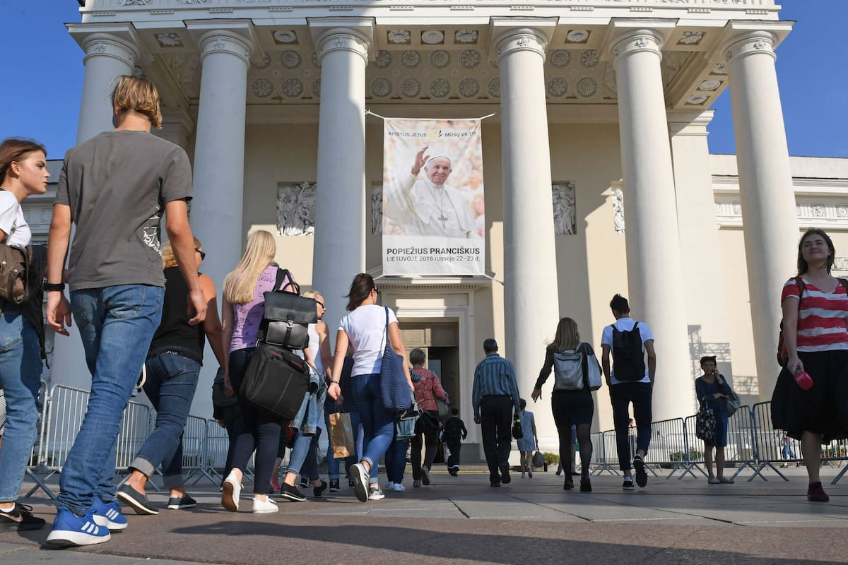La población de Vilna, capital de Lituania, uno de los países bálticos con mayoría se prepara para la visita del papa con una pancarta gigante con su retrato, ubicada fuera de la Catedral de Vilna