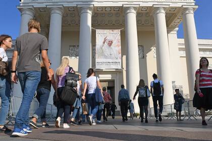 La población de Vilna, capital de Lituania, uno de los países bálticos con mayoría se prepara para la visita del papa con una pancarta gigante con su retrato, ubicada fuera de la Catedral de Vilna