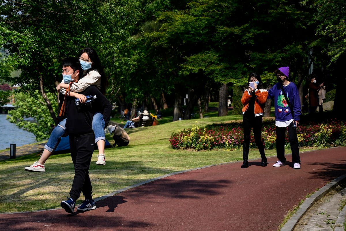 La población de Wuhan, China, vuelve a disfrutar de sus plazas, pero con los rastros del coronavirus muy presentes para todos