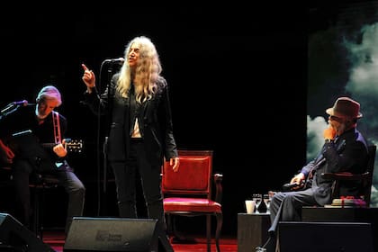 La poeta-cantante anoche en "la Ballena", el escenario mayor del CCK