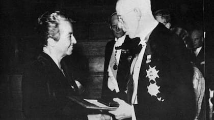 La poetisa recibiendo el Nobel de Literatura en 1945